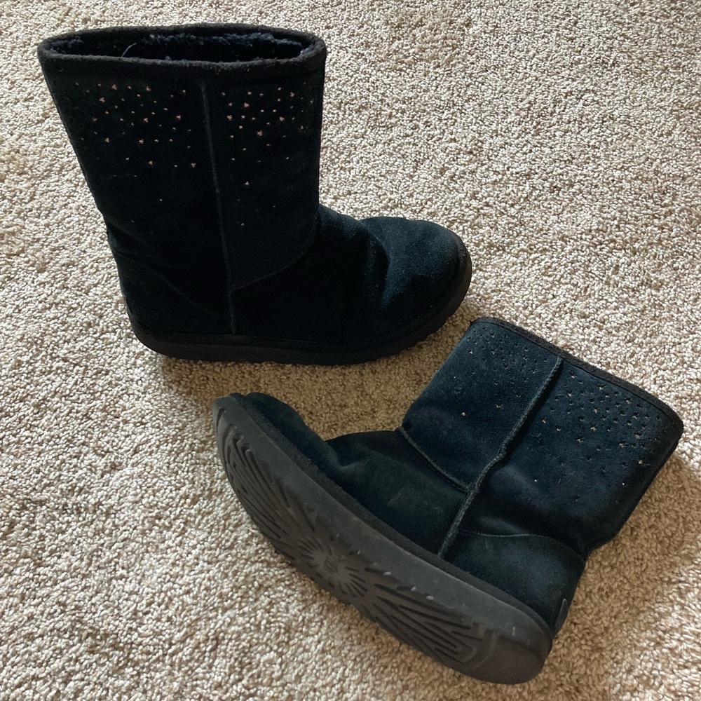 VERY WELL LOVED UGGS Size 8 Black Classic Boots With Silver Stars